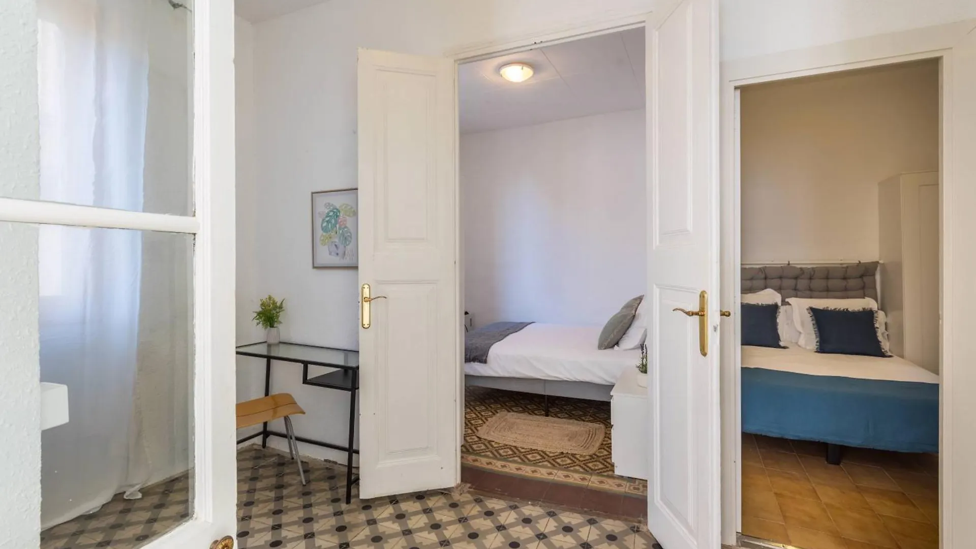 22Ara1051- 4Br Flat In The City Center Barselona Daire