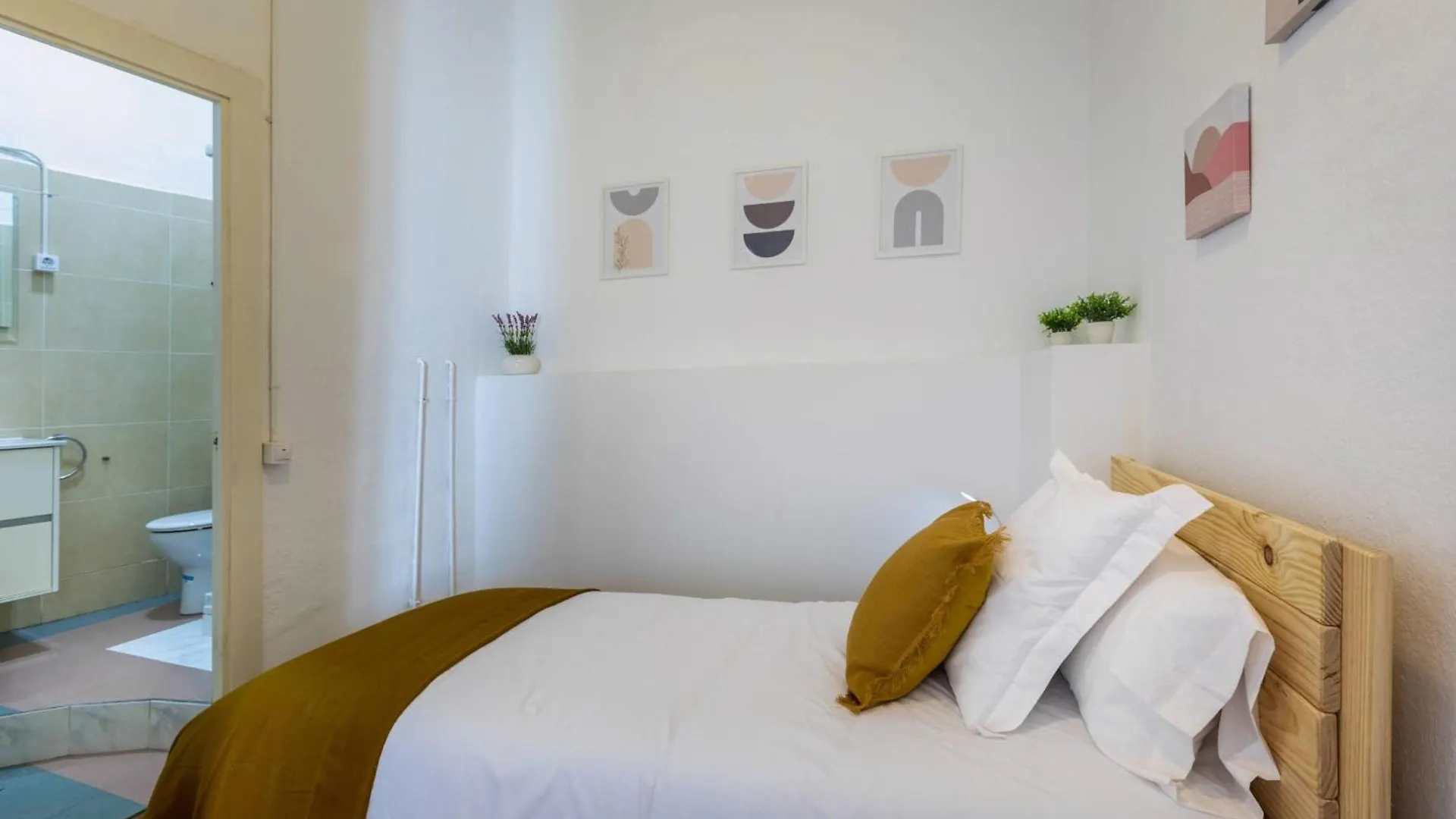 22Ara1051- 4Br Flat In The City Center Barselona