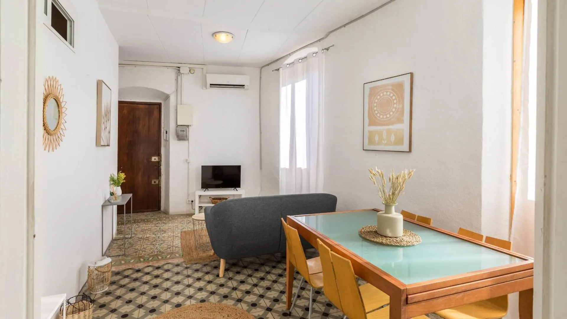 22Ara1051- 4Br Flat In The City Center Barselona 0*,