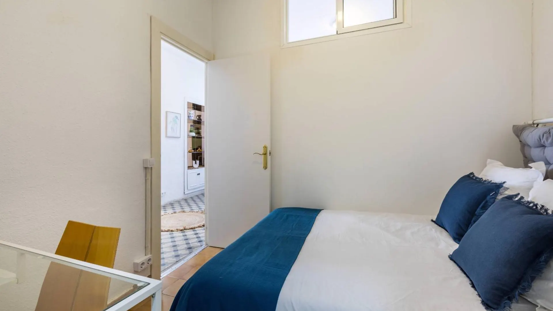 22Ara1051- 4Br Flat In The City Center Barselona 0*,
