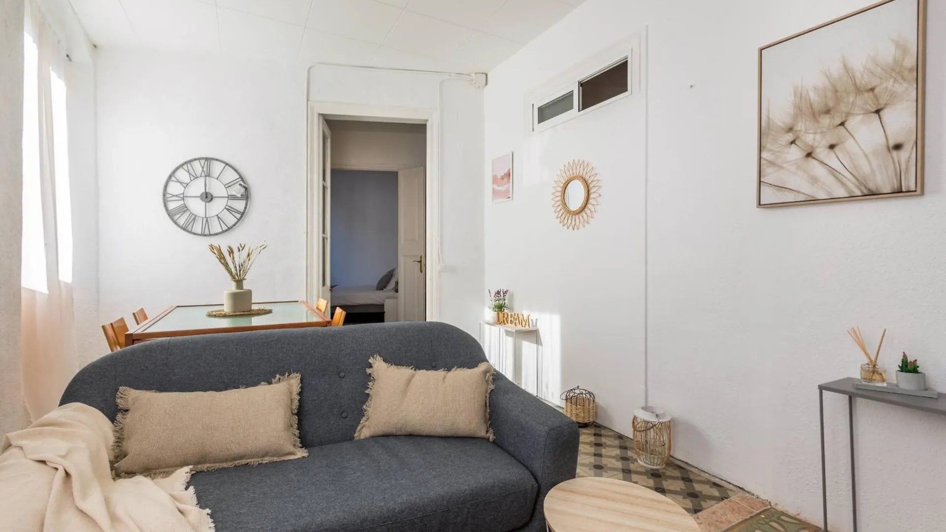 22Ara1051- 4Br Flat In The City Center Barcelona