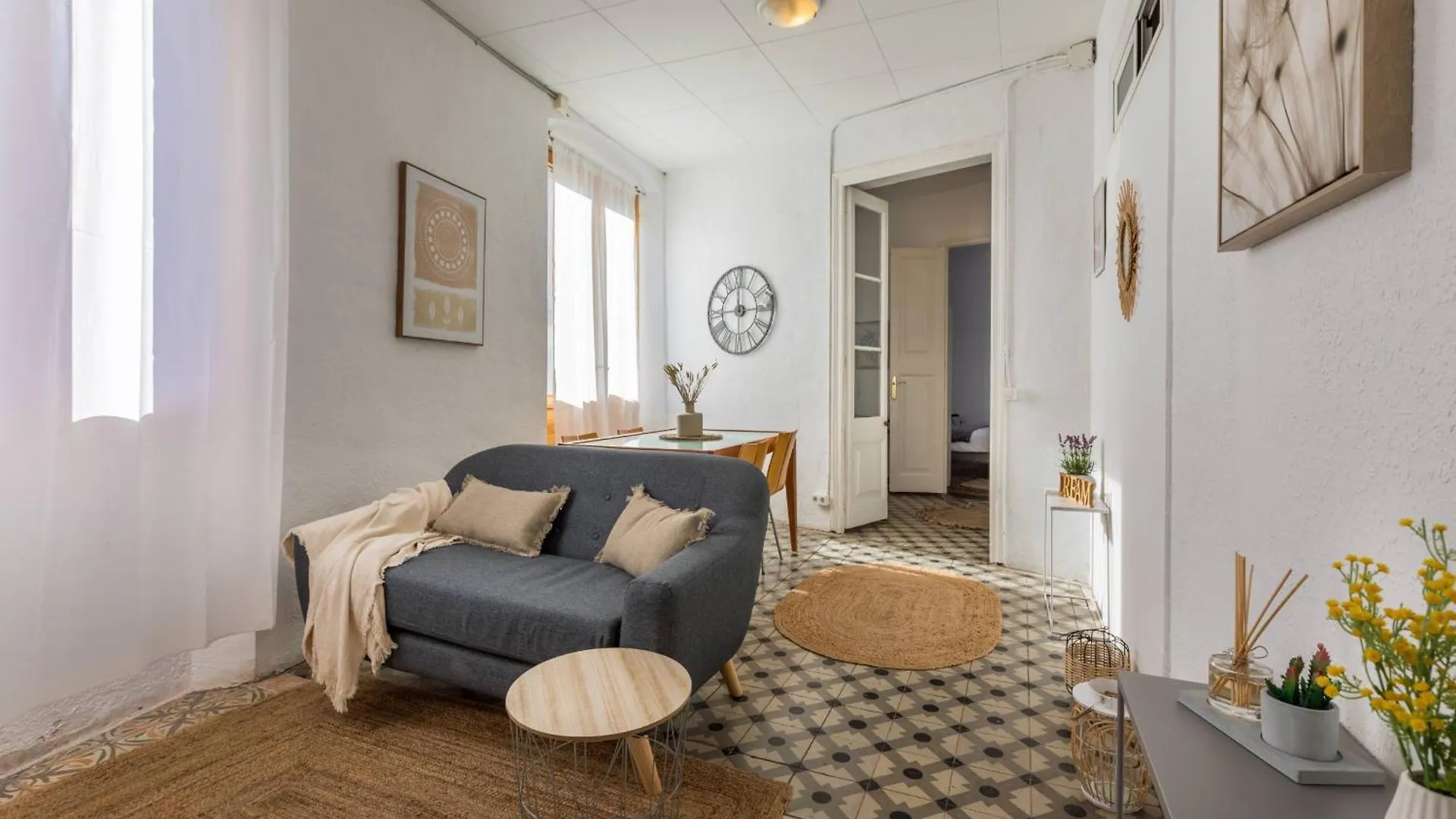 22Ara1051- 4Br Flat In The City Center Barcelona